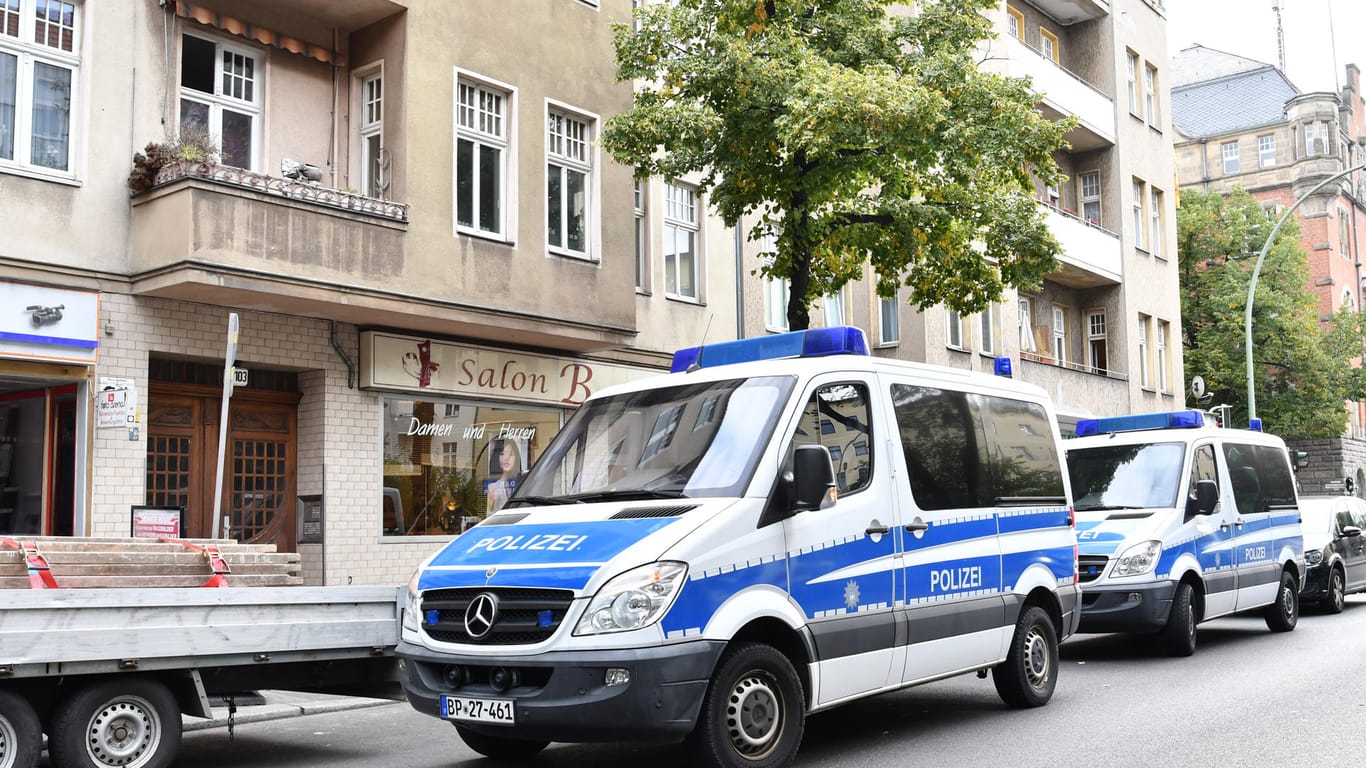 Polizeiwagen während einer Razzia gegen Scheinehen in Berlin: Nach einer großangelegten Betrugsserie steht nun die Berliner Ausländerbehörde im Verdacht, Warnungen ignoriert zu haben.