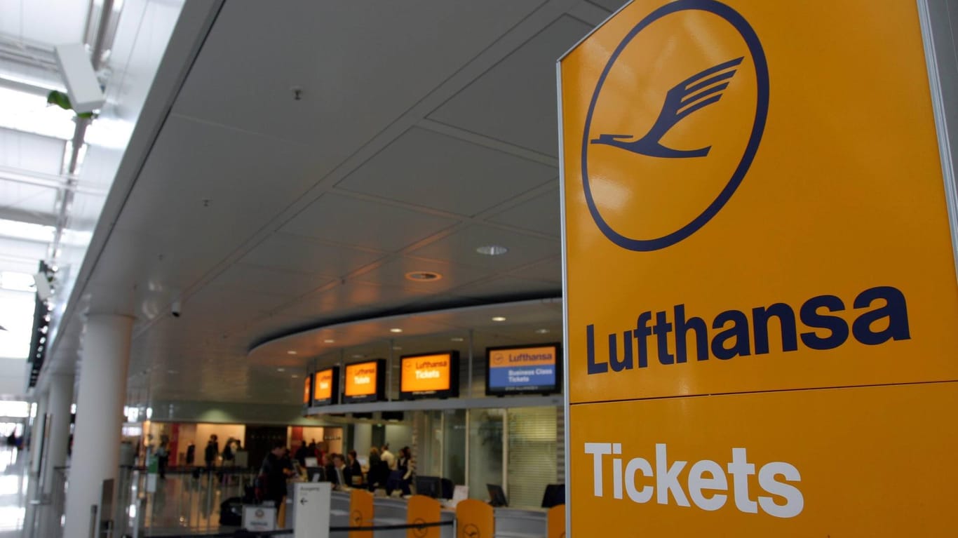 Hinweisschild der Lufthansa im Flughafen-Terminal