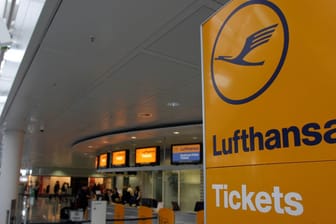 Hinweisschild der Lufthansa im Flughafen-Terminal