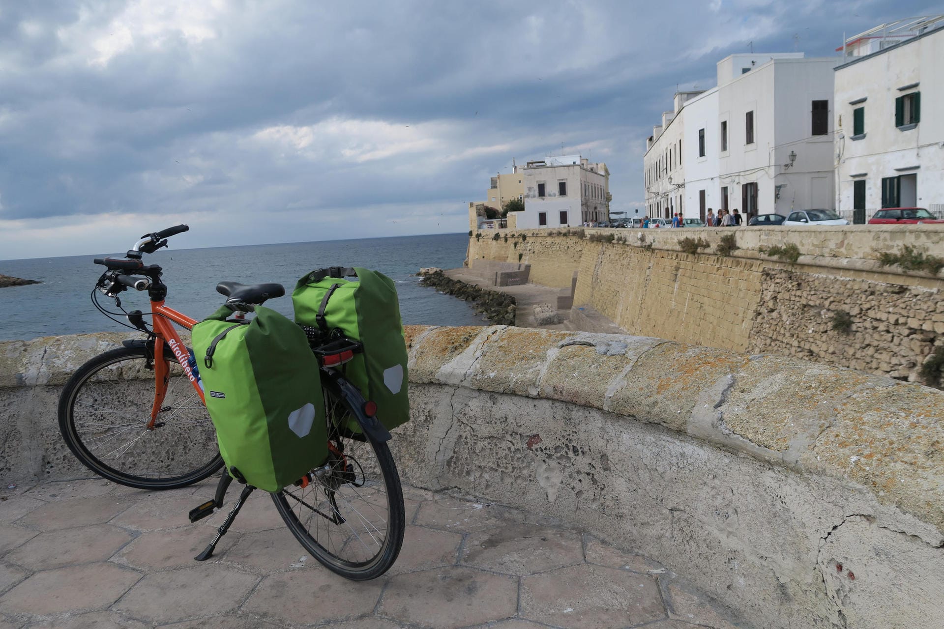 In Apulien führen die Radwege auch ins schöne Hafenstadt Gallipoli.