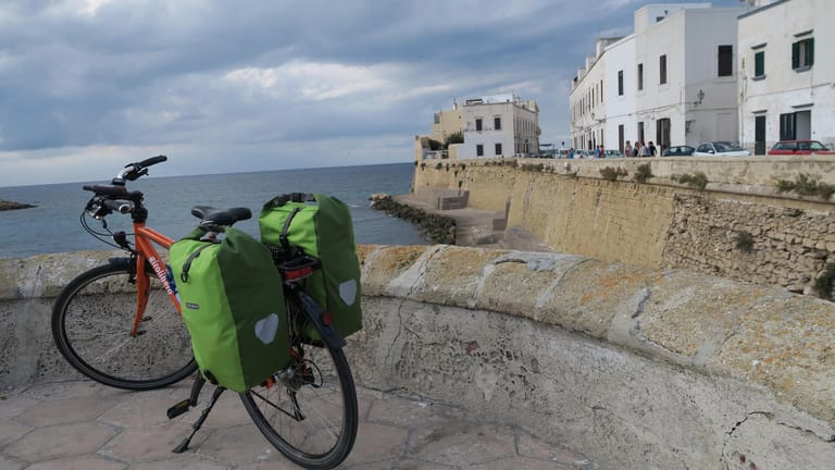 In Apulien führen die Radwege auch ins schöne Hafenstadt Gallipoli.