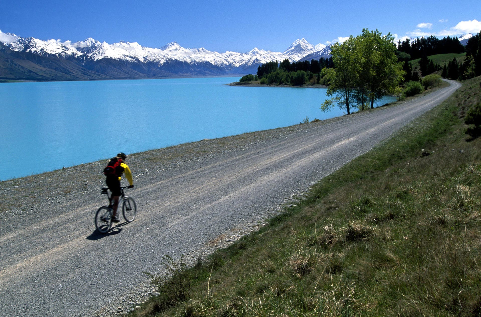 Mountainbiker vor Lake Pukaki: Traumkulisse auf Neuseeland.