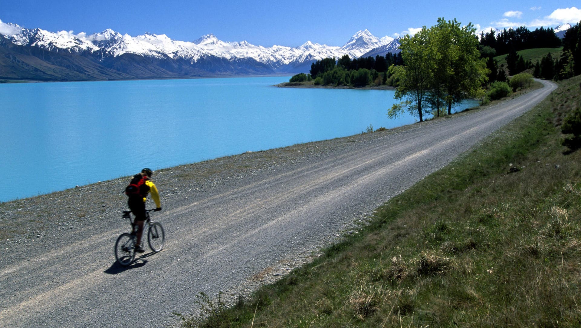 Mountainbiker vor Lake Pukaki: Traumkulisse auf Neuseeland.