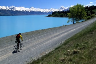 Mountainbiker vor Lake Pukaki: Traumkulisse auf Neuseeland.
