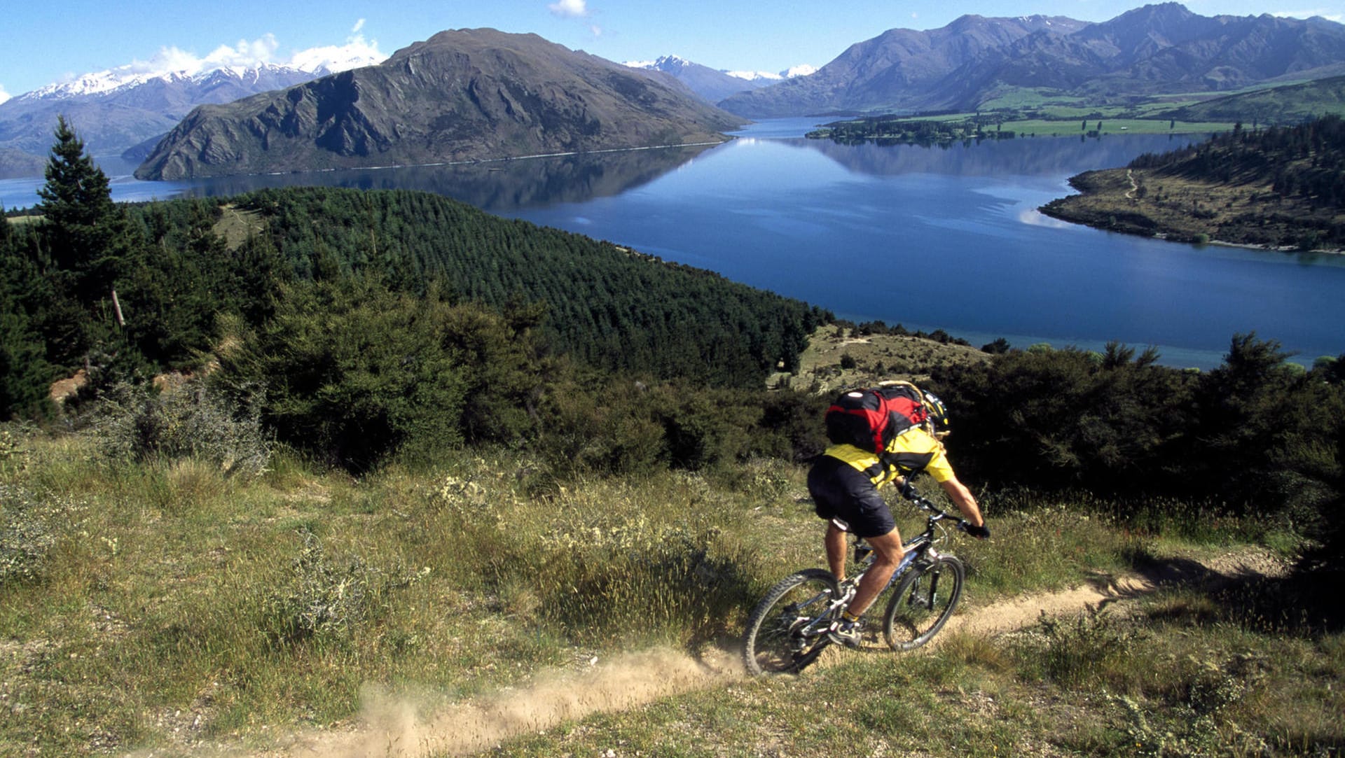 Ein Mountainbiker auf dem Fisherman's Trail in Wanaka.