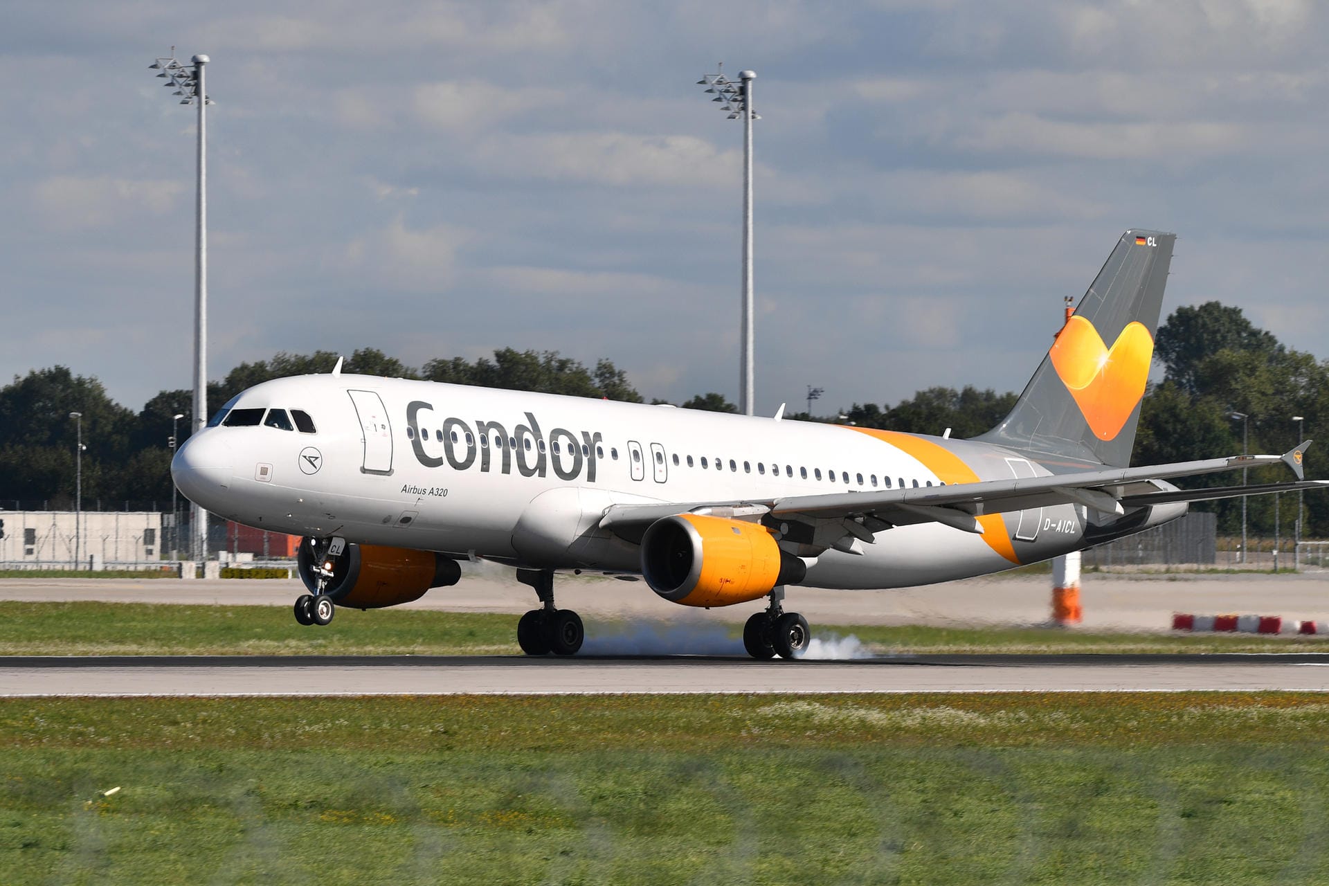 Condor-Flugzeug am Münchener Flughafen (Symbolbild): Nach einem Vogelschlag bei einer Condor-Maschine sitzen nun 230 Urlauber in Kenia fest.