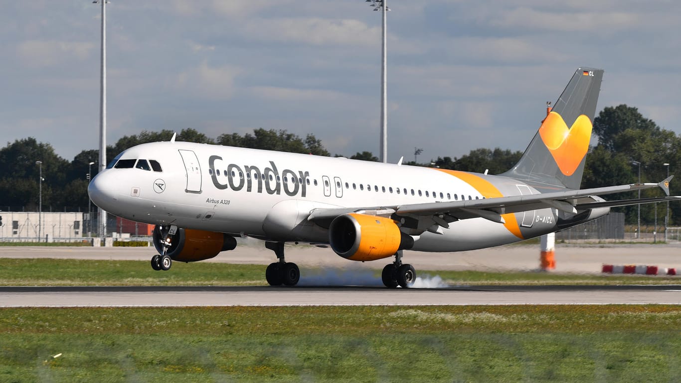 Condor-Flugzeug am Münchener Flughafen (Symbolbild): Nach einem Vogelschlag bei einer Condor-Maschine sitzen nun 230 Urlauber in Kenia fest.