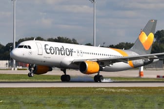 Condor-Flugzeug am Münchener Flughafen (Symbolbild): Nach einem Vogelschlag bei einer Condor-Maschine sitzen nun 230 Urlauber in Kenia fest.