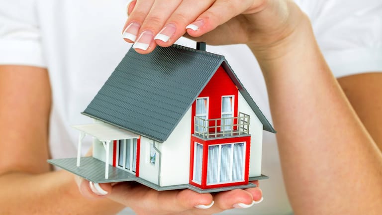 Hausverkauf: Während die einen Immobilienverkäufer einen Makler beauftragen, nehmen andere den Verkauf selbst in die Hand.