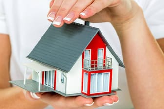 Hausverkauf: Während die einen Immobilienverkäufer einen Makler beauftragen, nehmen andere den Verkauf selbst in die Hand.