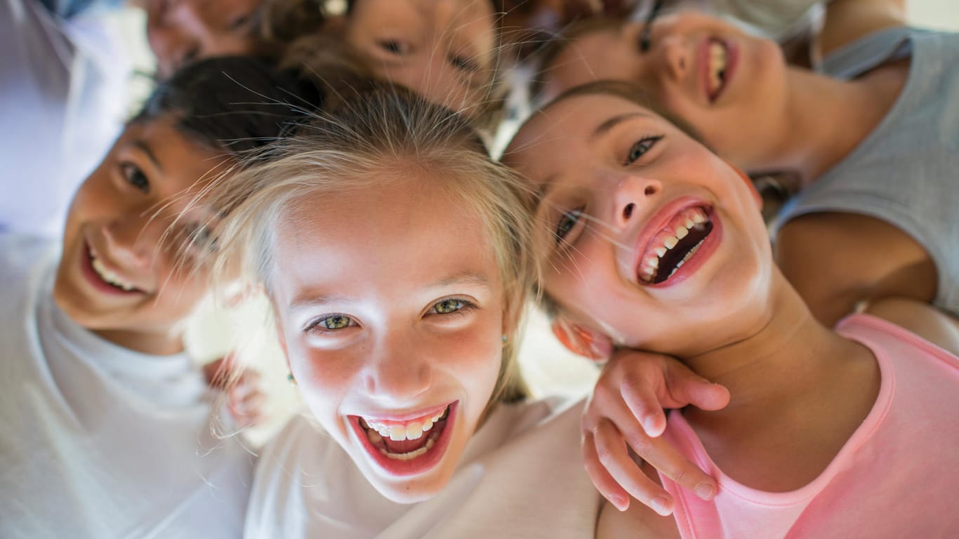 Lachende Kinder: Mit dem Kinderzuschlagrechner können Eltern und Alleinerziehende ermitteln, ob ein Anspruch auf den Kinderzuschlag besteht.