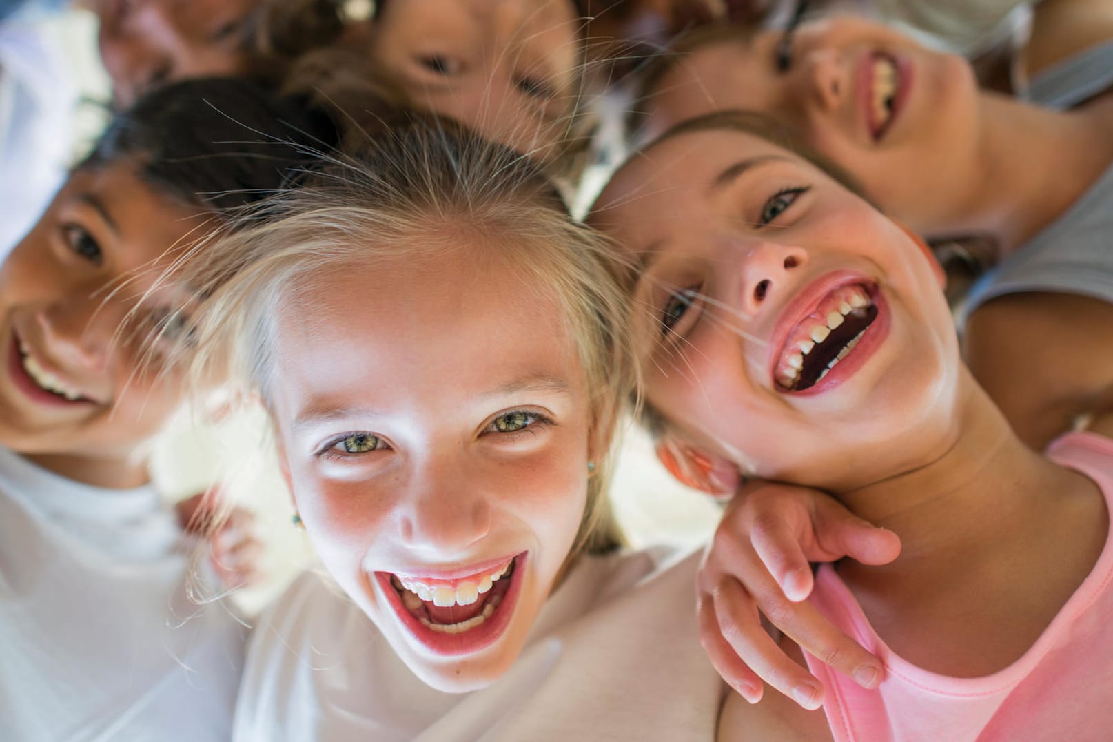 Lachende Kinder: Mit dem Kinderzuschlagrechner können Eltern und Alleinerziehende ermitteln, ob ein Anspruch auf den Kinderzuschlag besteht.