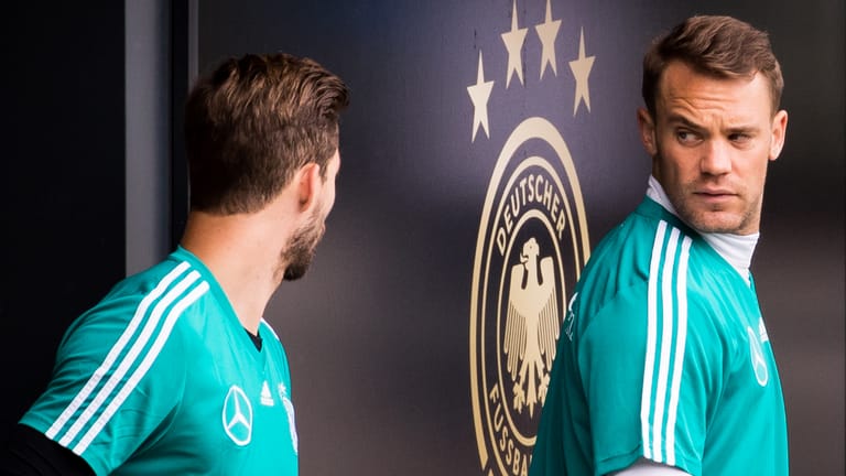 Manuel Neuer (r.) mit Rivale Kevin Trapp: Ist der Bayern-Keeper fit, wird Trapp wohl aus dem Kader gestrichen.