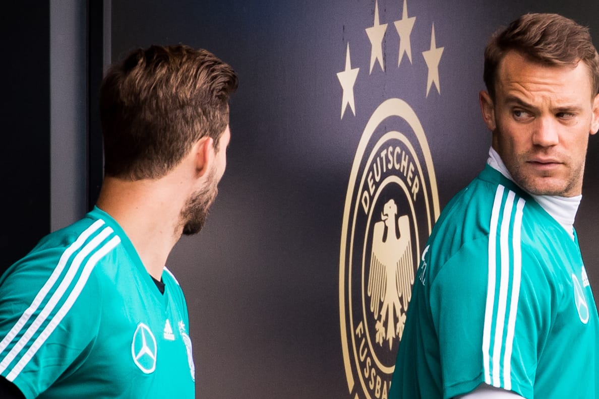 Manuel Neuer (r.) mit Rivale Kevin Trapp: Ist der Bayern-Keeper fit, wird Trapp wohl aus dem Kader gestrichen.