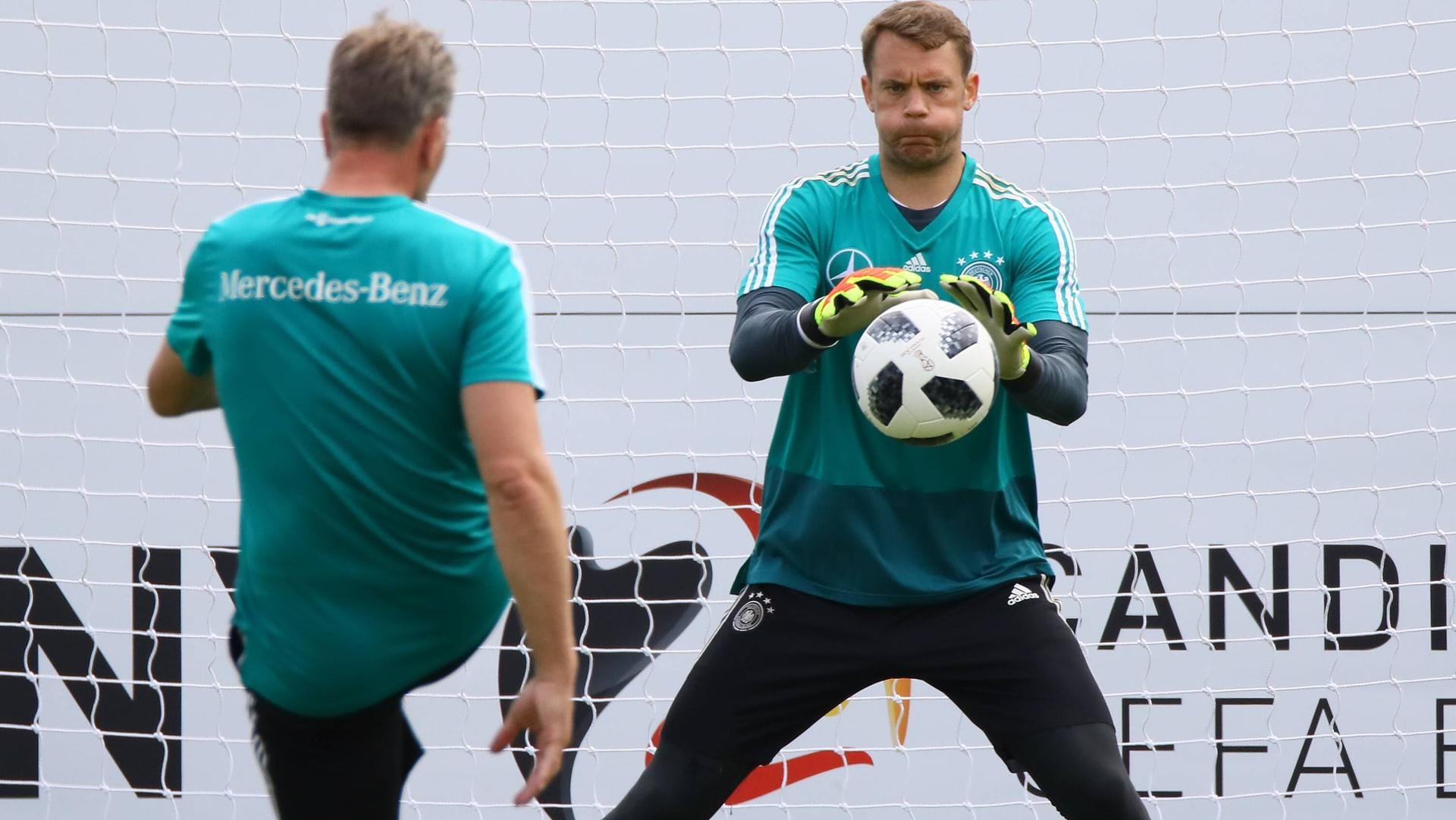 Eingespieltes Team: Bundestorwarttrainer Andreas Köpke (l.) und Manuel Neuer im DFB-Trainingslager in Eppan.