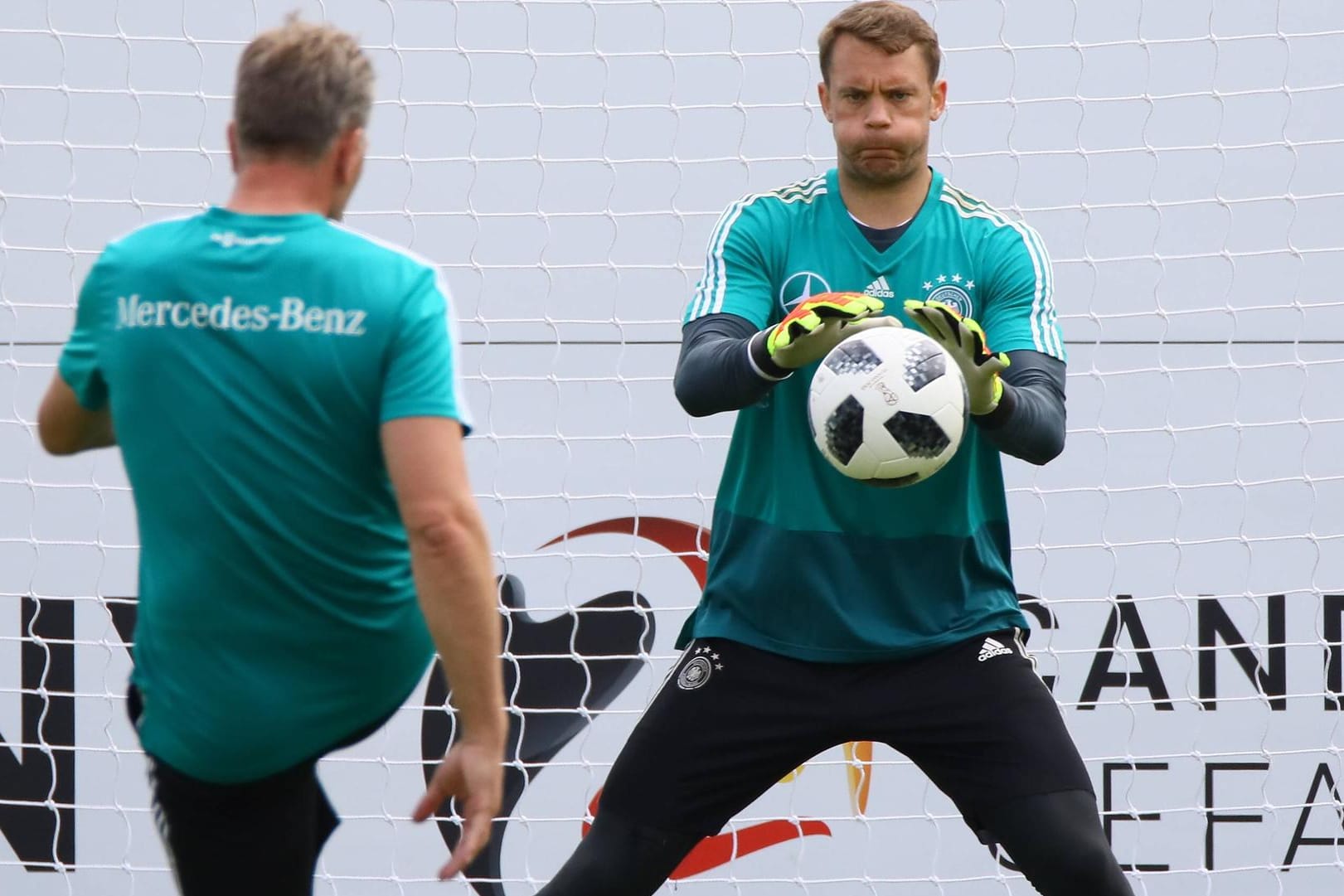 Eingespieltes Team: Bundestorwarttrainer Andreas Köpke (l.) und Manuel Neuer im DFB-Trainingslager in Eppan.