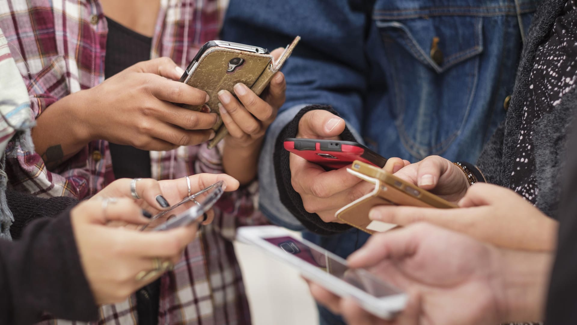 Smartphones: Der Preis von Top-Geräten fällt schon innerhalb weniger Wochen.