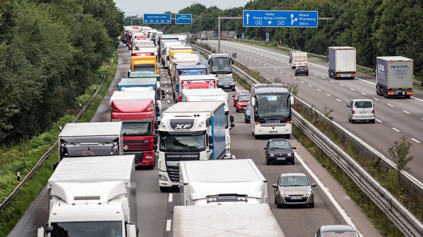 Die A40 nahe Duisburg: Zwei Menschen wurden bei einem Lkw-Unfall leicht verletzt. Die Strecke ist voll gesperrt. (Archivbild)