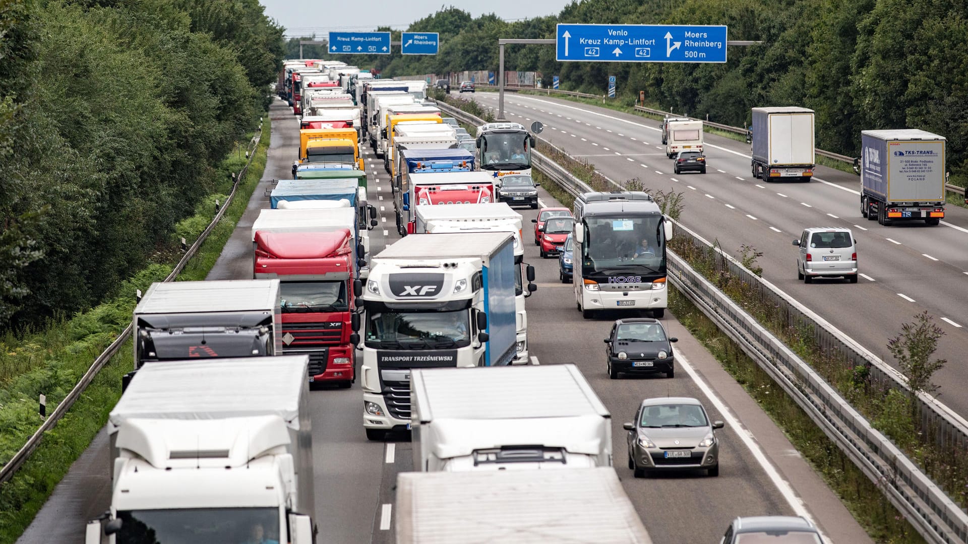 Die A40 nahe Duisburg: Zwei Menschen wurden bei einem Lkw-Unfall leicht verletzt. Die Strecke ist voll gesperrt. (Archivbild) Die A40 nahe Duisburg: Zwei Menschen wurden bei einem Lkw-Unfall leicht verletzt. Die Strecke ist voll gesperrt. (Archivbild)