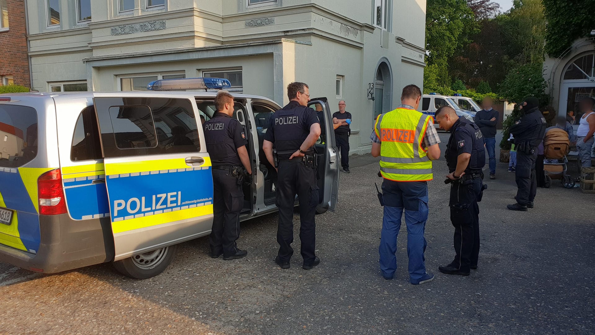 Razzia in Marne: Tatverdächtige sollen mit polnischen Männern gehandelt haben. Razzia in Marne: Tatverdächtige sollen mit polnischen Männern gehandelt haben.