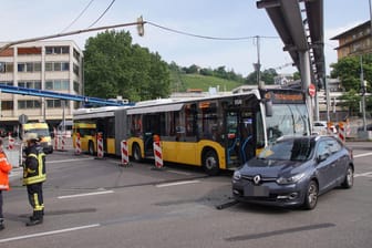 Busunfall in Stuttgart: Es ist noch nicht klar, ob einer der beiden Beteiligten eventuell über Rot gefahren ist.