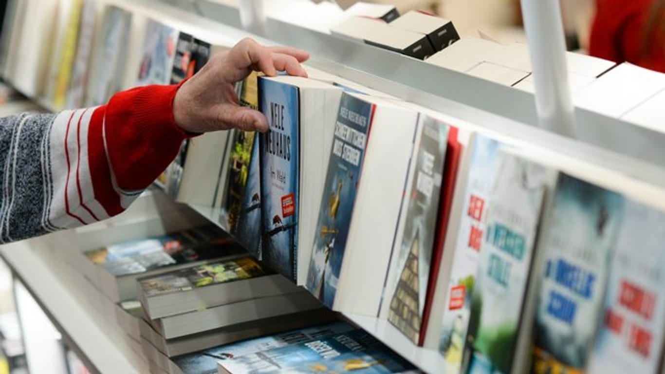 Ein Buch kostet beim kleinen Händler um die Ecke genauso viel wie im Internet-Shop - noch zumindest.