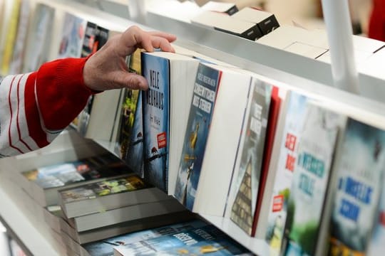 Ein Buch kostet beim kleinen Händler um die Ecke genauso viel wie im Internet-Shop - noch zumindest.