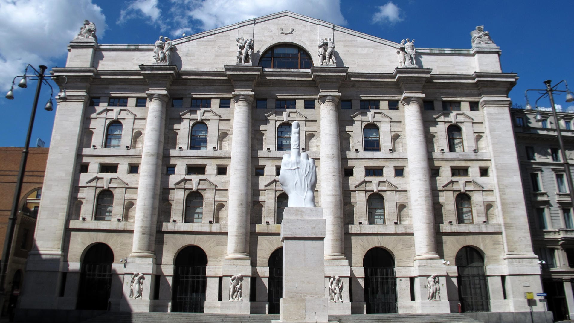 Die Mailänder Börse: Die Kurse brechen ein, da die italienische Regierungsbildung noch andauert. Die Mailänder Börse: Die Kurse brechen ein, da die italienische Regierungsbildung noch andauert.