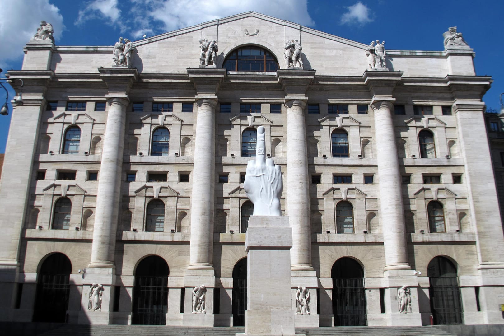 Die Mailänder Börse: Die Kurse brechen ein, da die italienische Regierungsbildung noch andauert. Die Mailänder Börse: Die Kurse brechen ein, da die italienische Regierungsbildung noch andauert.