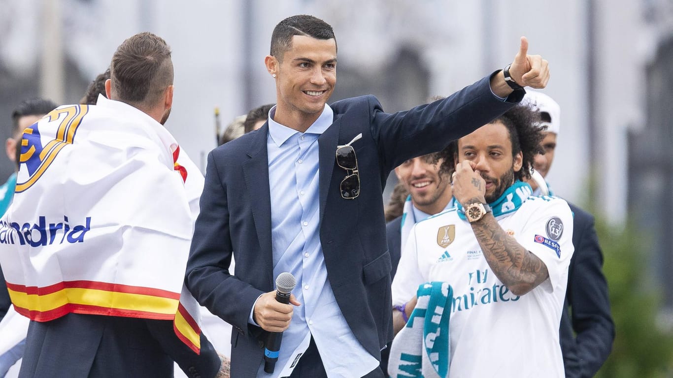 Daumen noch: Cristiano Ronaldo bei den Feierlichkeiten nach dem Champions-League-Sieg.