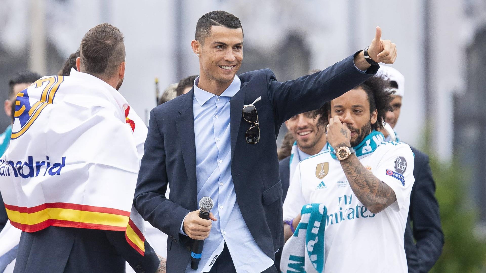 Daumen noch: Cristiano Ronaldo bei den Feierlichkeiten nach dem Champions-League-Sieg. Daumen noch: Cristiano Ronaldo bei den Feierlichkeiten nach dem Champions-League-Sieg.