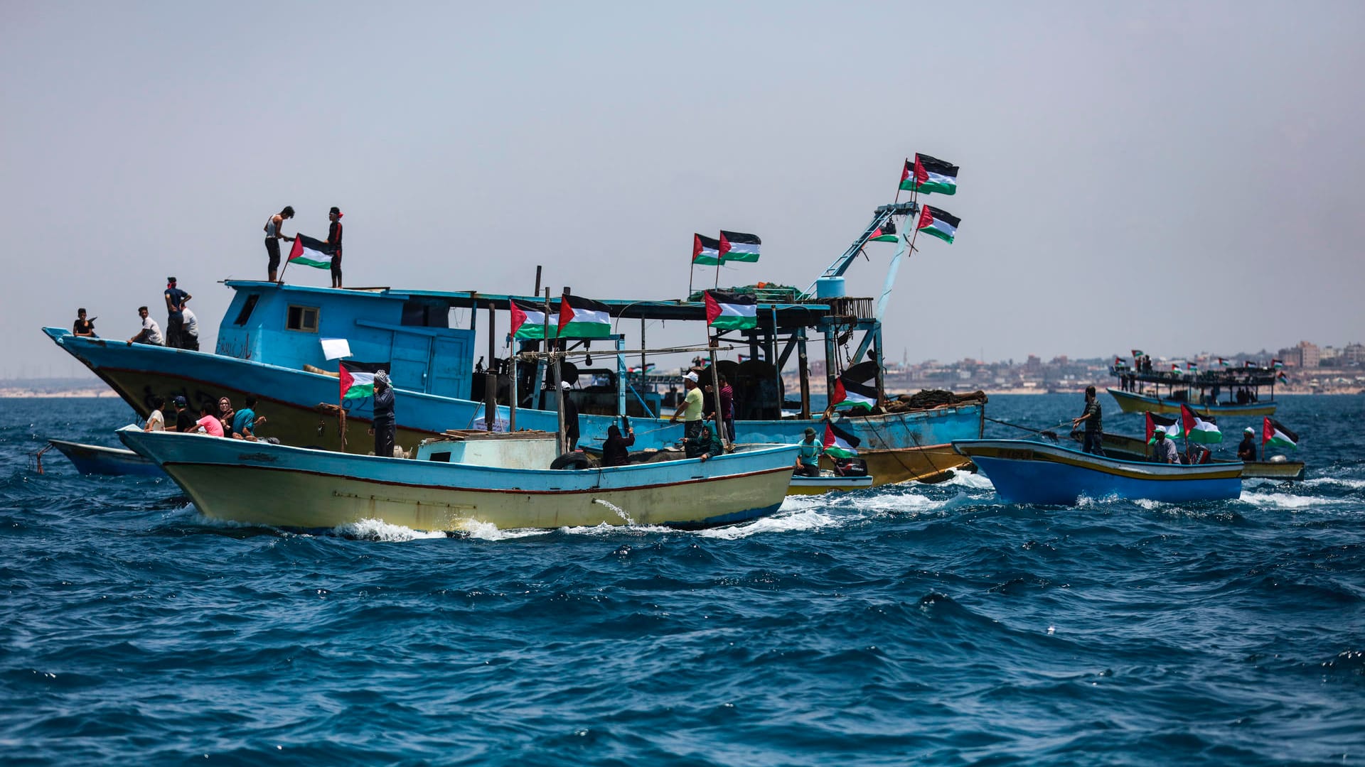 Protest gegen Seeblockade im Gazastreifen: Mehrere Fischerboote sind unterwegs, um ein Zeichen zu setzen – eins wurde von der israelischen Armee aufgehalten. Protest gegen Seeblockade im Gazastreifen: Mehrere Fischerboote sind unterwegs, um ein Zeichen zu setzen – eins wurde von der israelischen Armee aufgehalten.