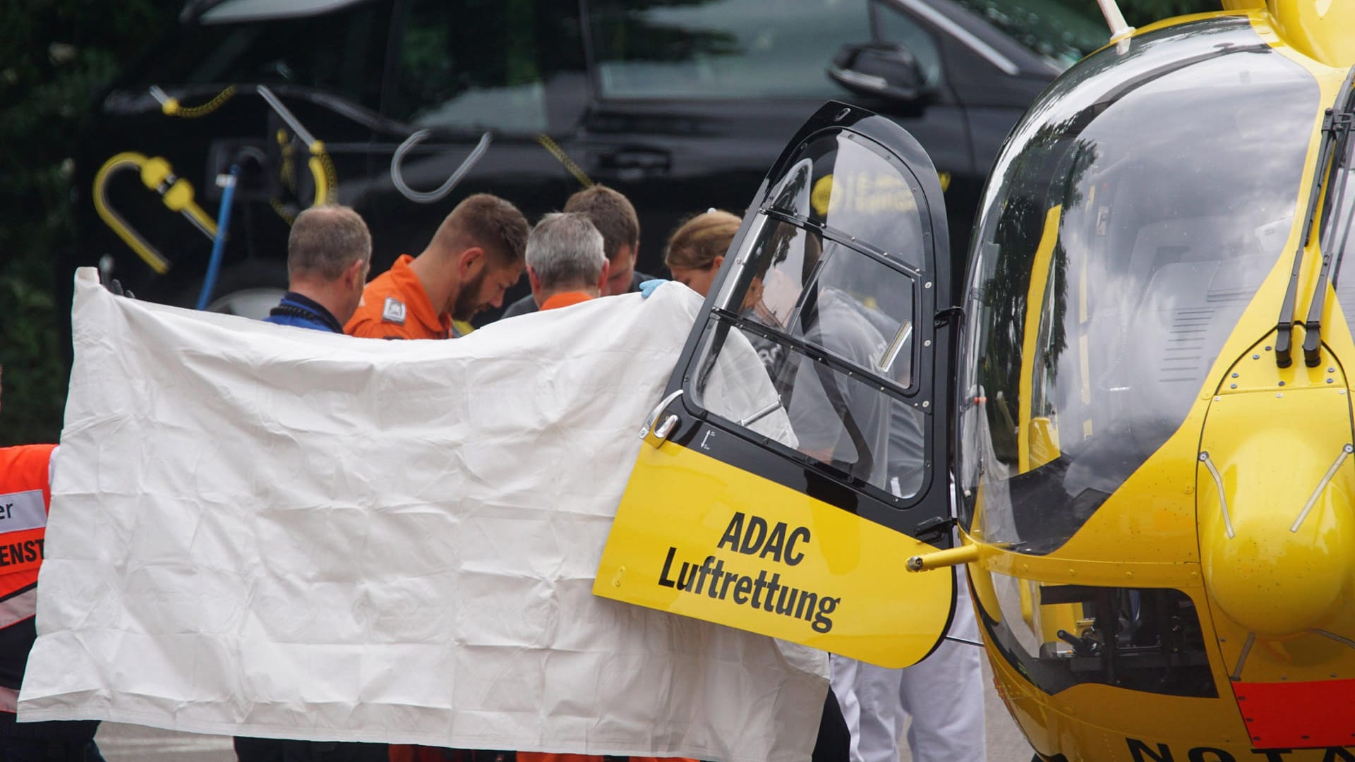 Rettung mit dem Hubschrauber: Der Iraner ist nach dem möglichen Selbstmordversuch schwer verletzt. Rettung mit dem Hubschrauber: Der Iraner ist nach dem möglichen Selbstmordversuch schwer verletzt.