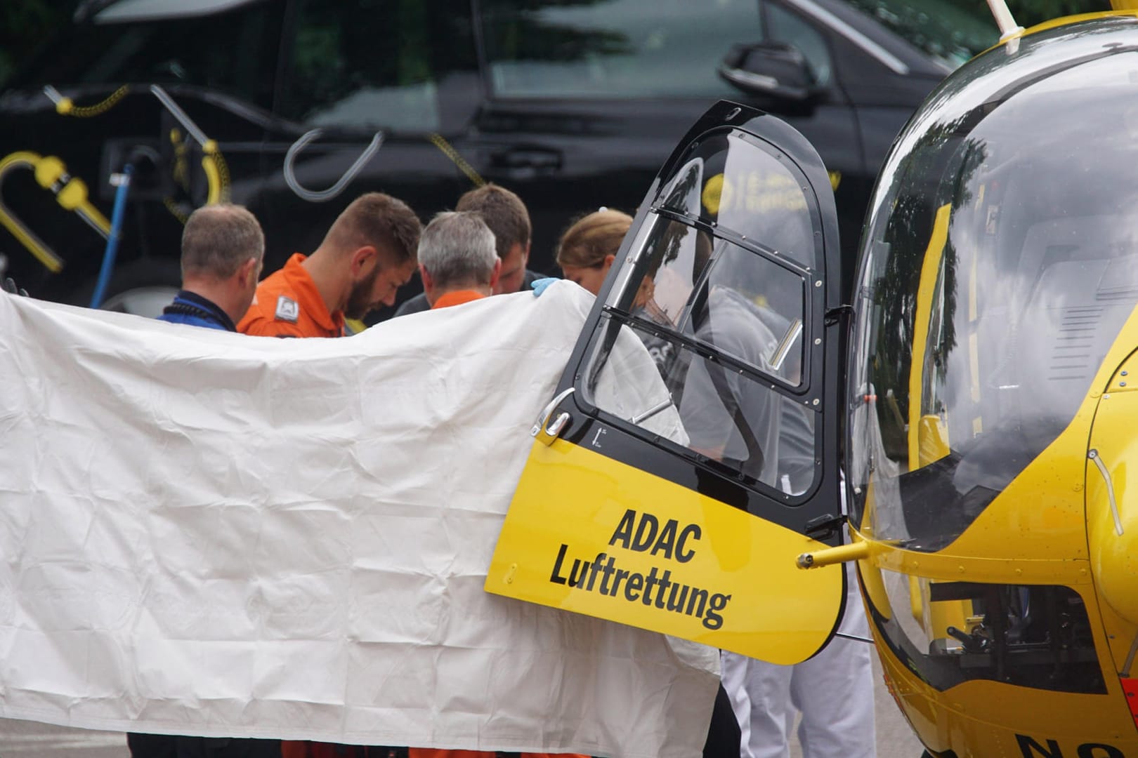 Rettung mit dem Hubschrauber: Der Iraner ist nach dem möglichen Selbstmordversuch schwer verletzt.