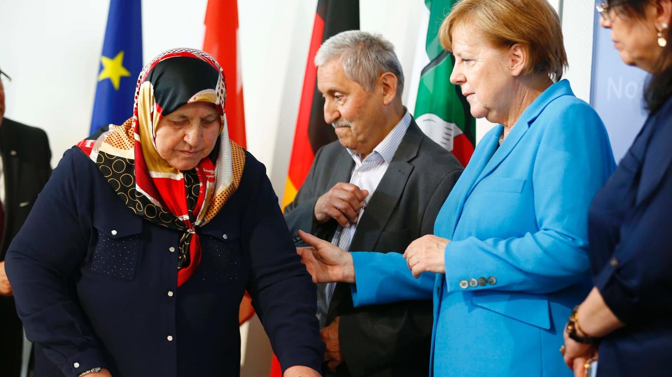 Kanzlerin Merkel mit Mevlüde und Durmus Genc: "Vorbild an Menschlichkeit."