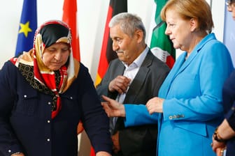 Kanzlerin Merkel mit Mevlüde und Durmus Genc: "Vorbild an Menschlichkeit."