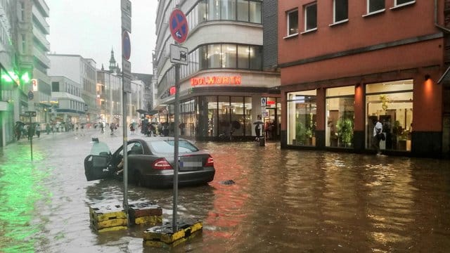 Eine Straße in Wuppertal ist nach heftigem Regen im Mai 2018 überflutet: Das Unwetter richtete heftige Schäden an.