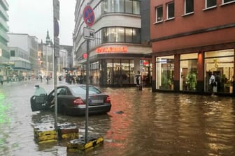 Eine Straße in Wuppertal ist nach heftigem Regen im Mai 2018 überflutet: Das Unwetter richtete heftige Schäden an.