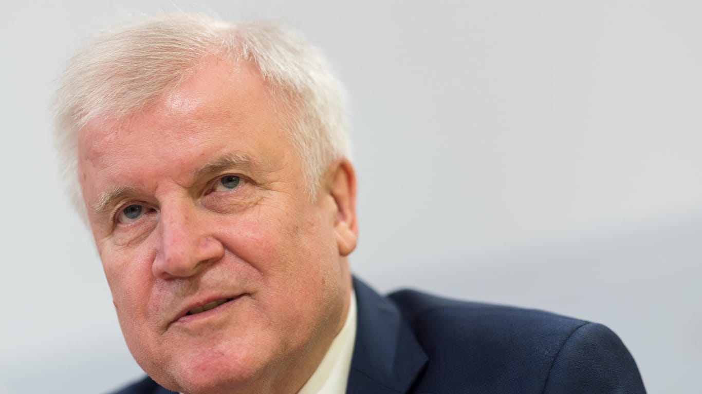 Horst Seehofer: Der CSU-Politiker schwingt sich in der Bamf-Affäre zum Chefaufklärer auf.