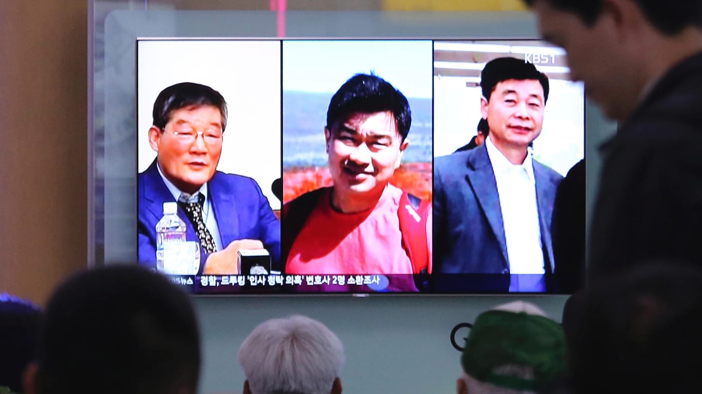 Bahnreisende schauen Nachrichten: Es geht um die Freilassung der drei in Nordkorea inhaftierten US-Bürger.