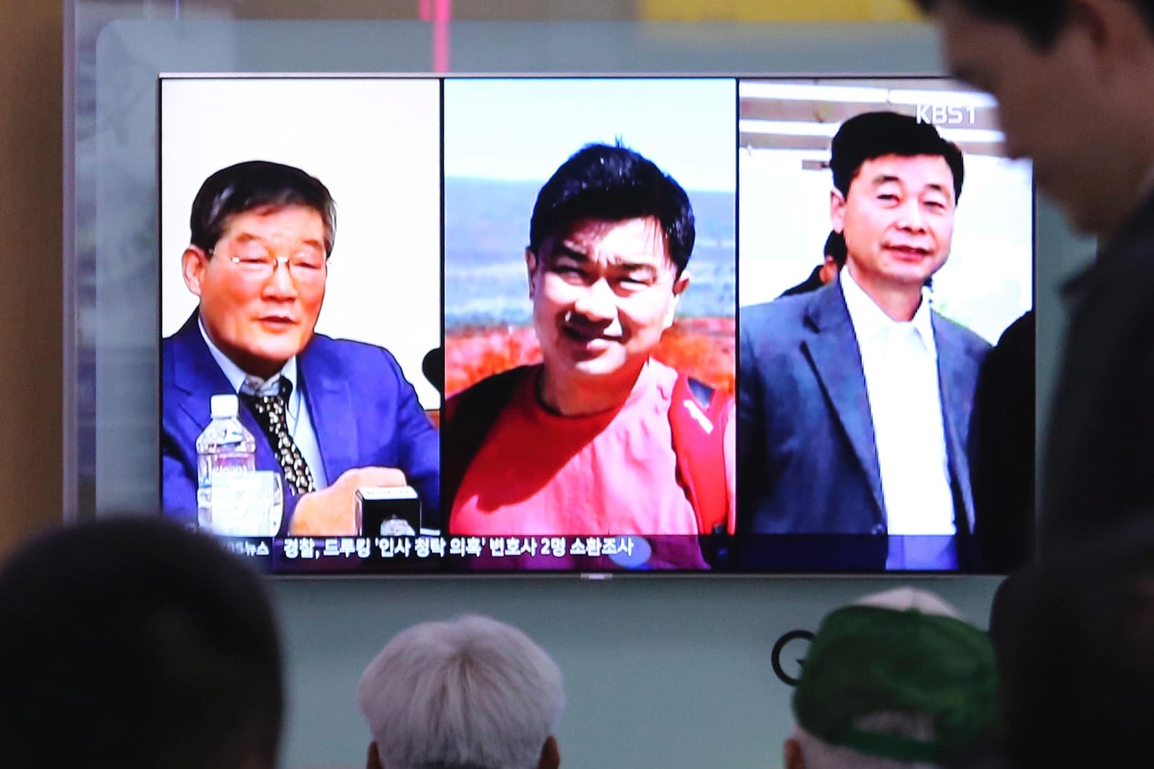 Bahnreisende schauen Nachrichten: Es geht um die Freilassung der drei in Nordkorea inhaftierten US-Bürger.