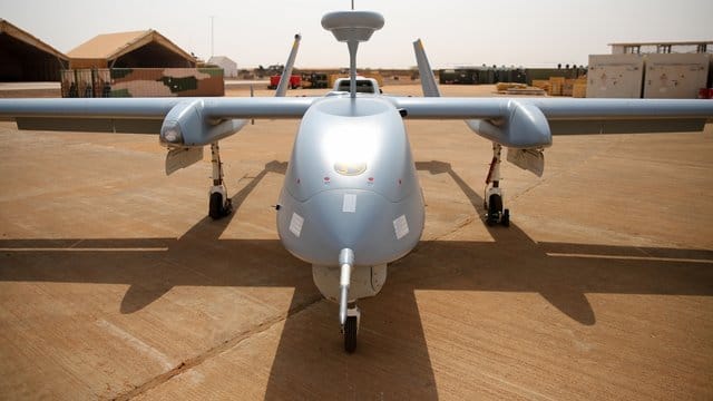 Eine Drohne vom Typ Heron TP steht auf einem Rollfeld in Mali.