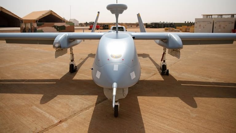 Eine Drohne vom Typ Heron TP steht auf einem Rollfeld in Mali.