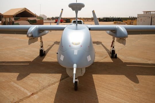 Eine Drohne vom Typ Heron TP steht auf einem Rollfeld in Mali.