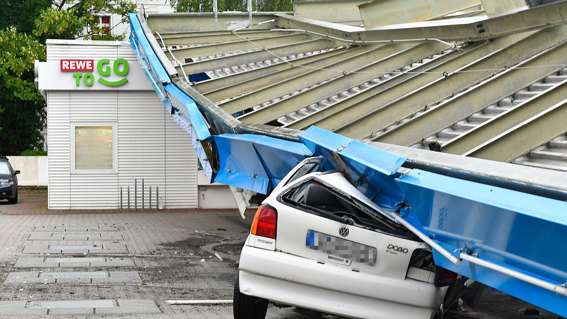 Wuppertal traf es besonders heftig: Das Dach einer Tankstelle brach über einem Auto zusammen.