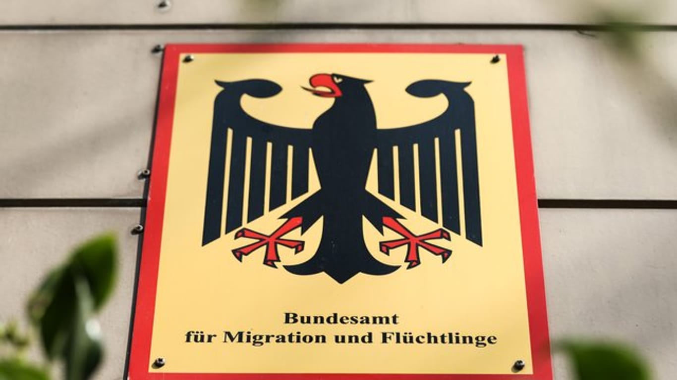 Ein Blick auf das Schild an der Außenstelle des Bundesamtes für Migration und Flüchtlinge in Bremen.