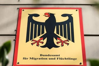 Ein Blick auf das Schild an der Außenstelle des Bundesamtes für Migration und Flüchtlinge in Bremen.