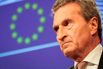 EU-Kommissar Günther Oettinger. Oettinger teilte seine zugespitzte Italien-Äußerung auch noch selbst auf Twitter.