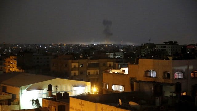 Nach Luftangriffen durch das israelische Militär steigt über Gaza-Satdt Rauch auf. Nach Luftangriffen durch das israelische Militär steigt über Gaza-Satdt Rauch auf.