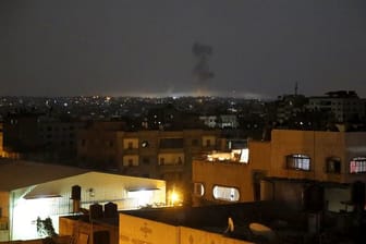 Nach Luftangriffen durch das israelische Militär steigt über Gaza-Satdt Rauch auf.